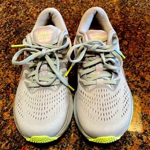 ASICS gel-Kayano 28 Size 81/2 WORN ONCE. Too big for me. Excellent like new.